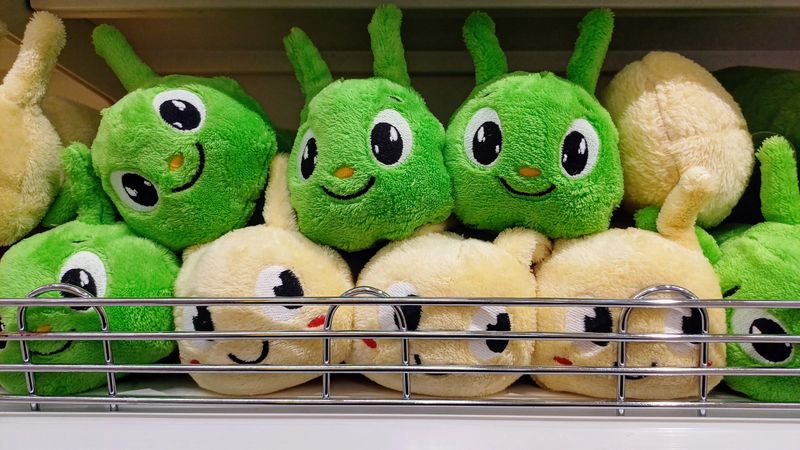 Magazada satılan oyuncaklar. Peluş, yumuşak çocuk oyuncakları.