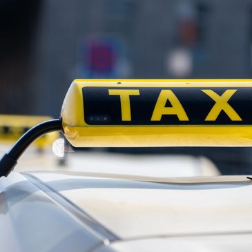 Taxi4You Herzogenaurach Taxischild bei Tag und Nacht