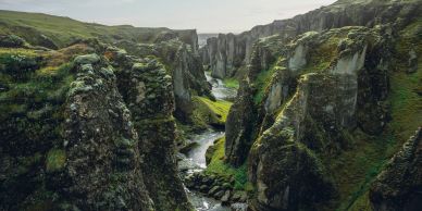 Vue d'une gorge profonde et verdoyante avec une rivière.