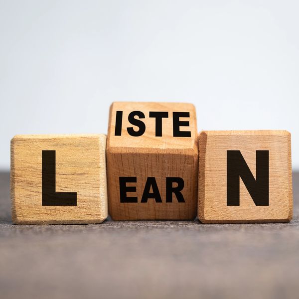 Three blocks that read listen and learn. 