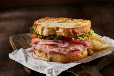 Sandwich au jambon avec des légumes frais.