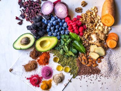 Une variété colorée d'aliments sains et naturels.