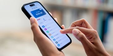 Persona usando una app de finanzas en un smartphone.
