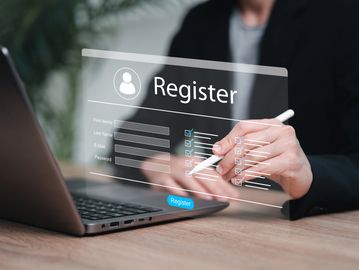 Formulario de registro digital en una pantalla flotante.