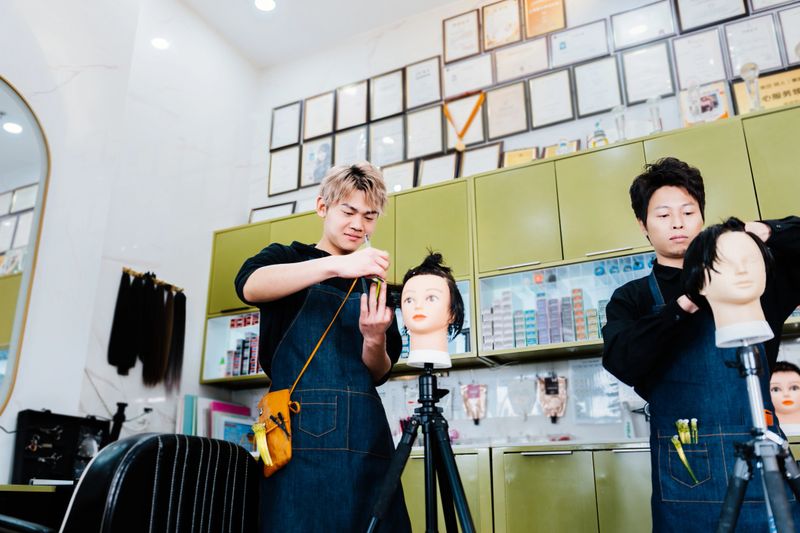 Hairdresser Education. Practice Lessons for Hairdressers.