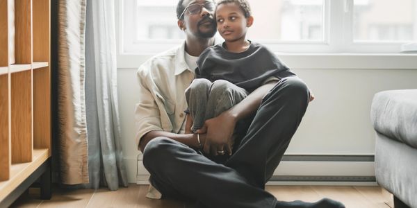 Famille noire réunie, symbole de transmission intergénérationnelle et d’avenir pour le CCRCC.