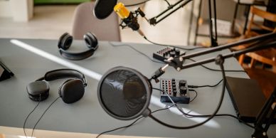 Estación de podcast con micrófonos y auriculares.