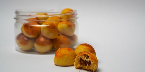 food courier from Singapore to Australia. Ship pineapple tarts, mooncakes, and homemade snacks, student care packages and festive gifts.