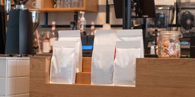 Paquete de café blanco en mostrador de cafetería.