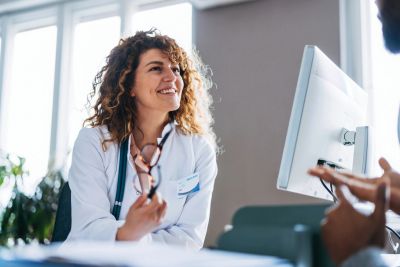 Female doctor consulting a patient with a smile.