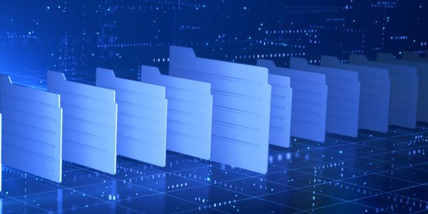 Carpetas digitales alineadas en un entorno tecnológico.