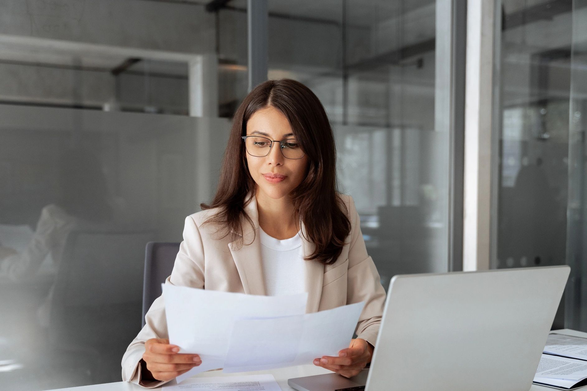 Consultores fiscales y contables reunidos brindando asesoría profesional a clientes empresariales.