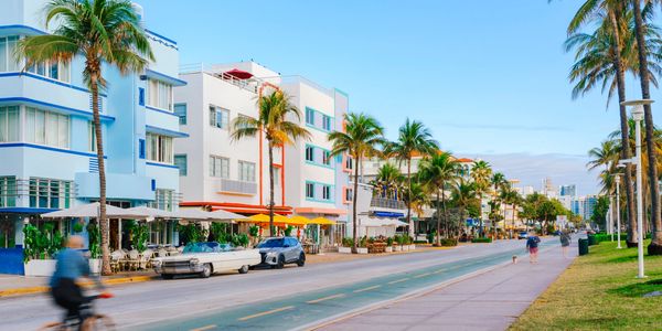Calle de Miami con edificios residenciales.