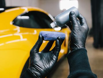 Keramikversiegelung Exklusiver Lackschutz mit intensiver Tiefenreinigung und Hochglanz-Finish.
