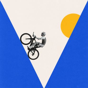 Ciclista haciendo una acrobacia entre formas geométricas.