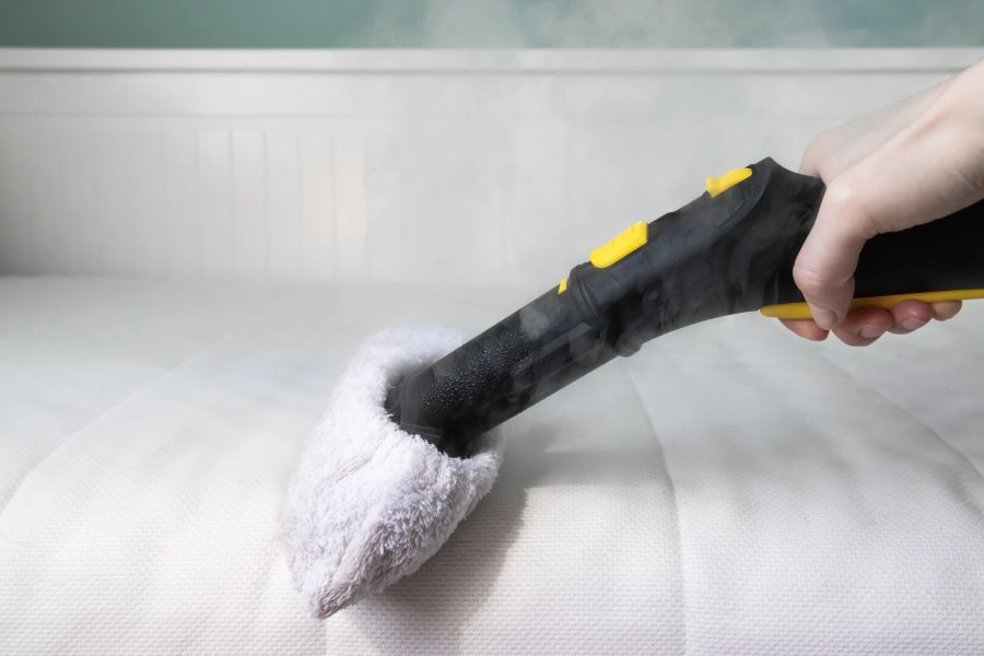 Passage d’une brosse vapeur avec bonnette sur un matelas