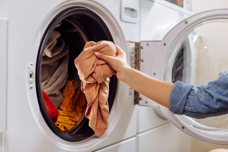 Modern laundromat logo with washing machine icon