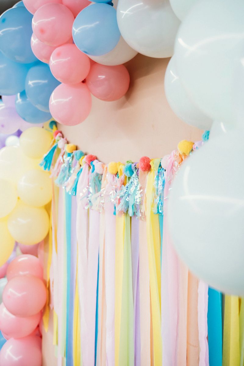 Festive arrangement featuring assorted pastel balloons and vibrant streamers, ideal for party settings. Bright and cheerful decor providing a lively atmosphere for celebrations