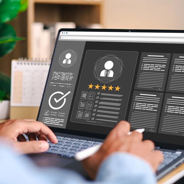 um computador com dados fictícios de um curriculo