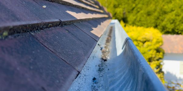 Gutter clearing service using gutter vacuum system