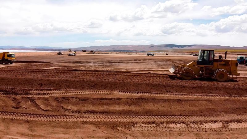 Compaction process of platforms with a crowbar-type roller for the construction of ponds