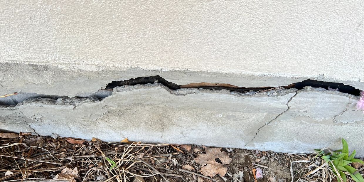 A cracked foundation in Niles.