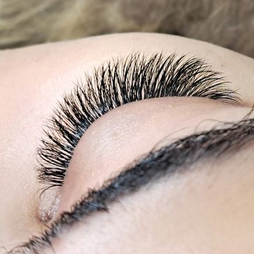 Showing end result of hybrid eyelash extension