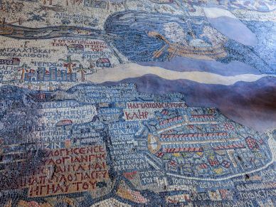 Mapa antiguo con inscripciones y dibujos detallados.