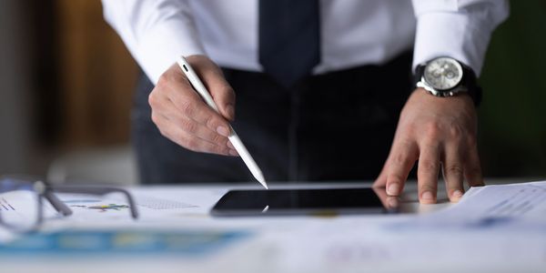 Hände mit Tablet und Stift