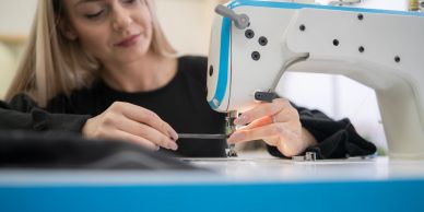 Vrouw werkt met een naaimachine.
