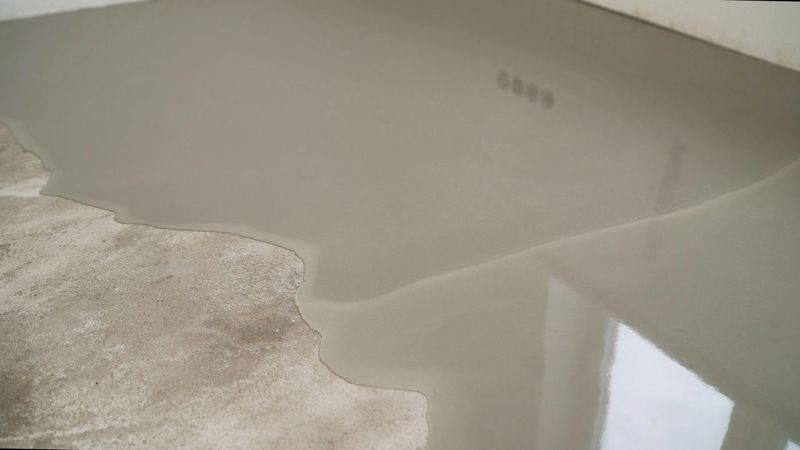 Self-leveling self-leveling floor. Self-leveling epoxy resin. Leveling floors with cement mixture.