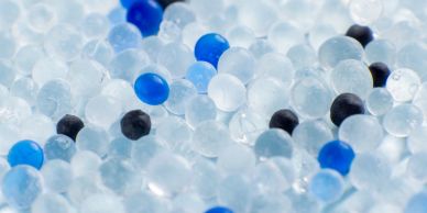 Perlas de gel transparentes, azules y negras.