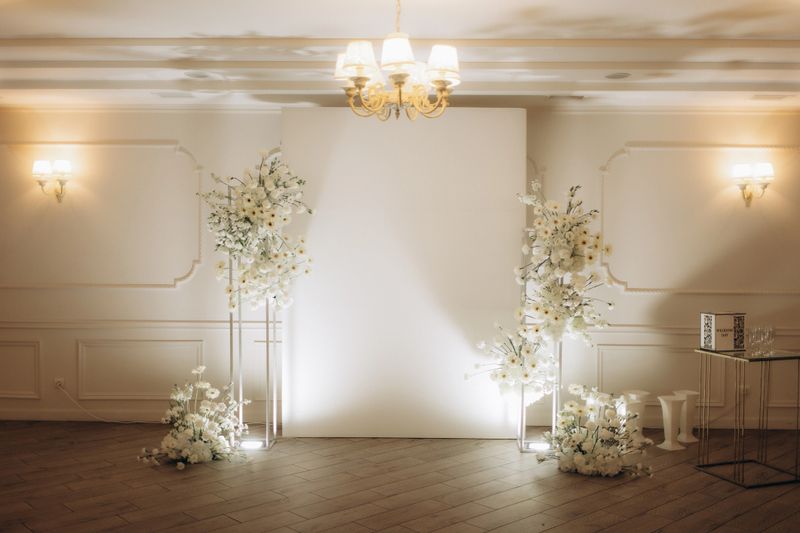 Sophisticated wedding location featuring stylish lighting, floral decorations, and elegant design details for an upscale event. Ideal setting for photography or ceremonial activities in an intimate and refined atmosphere.