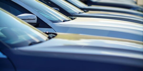 Fila de coches estacionados uno al lado del otro.
