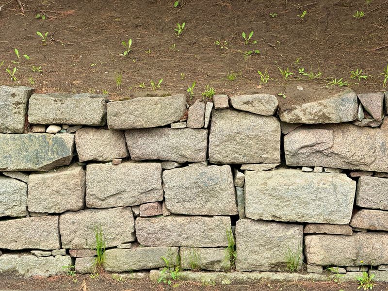 Stone retaining wall