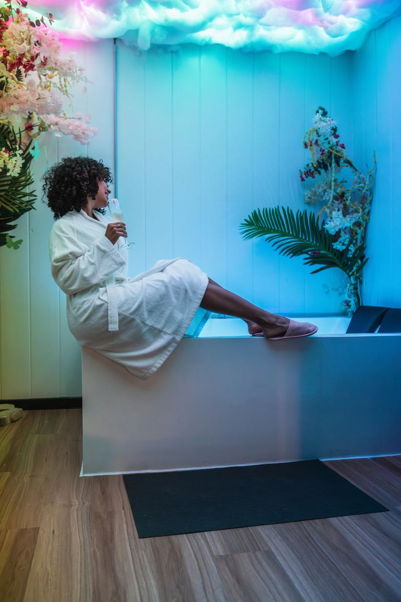 Client drinking infused water in a beauty spa, enjoying a moment of relaxation in a colorful and modern environment