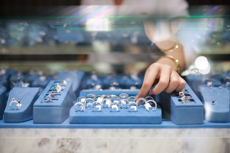 The female clerk in the jewelry store took out the jewelry on the counter and prepared to introduce it to the customers. There were diamond rings, pearl bracelets, jade pendants, etc., all kinds of high-end accessories on the counter.