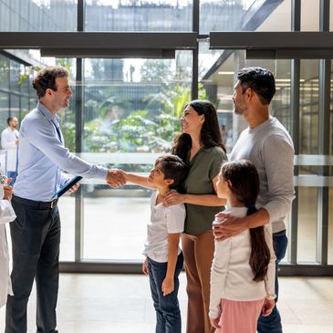 Familia con profesional en entorno moderno.