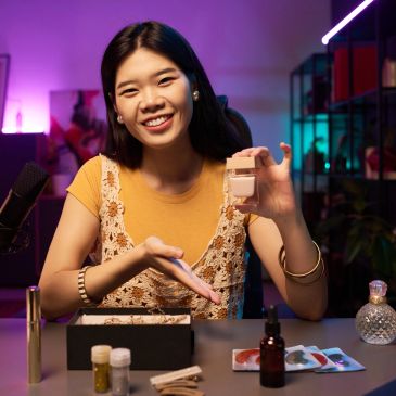 Cô gái giới thiệu sản phẩm làm đẹp trong phòng chiếu sáng đẹp.