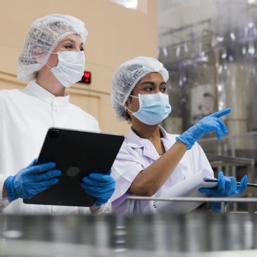 Personas trabajando en laboratorio 
