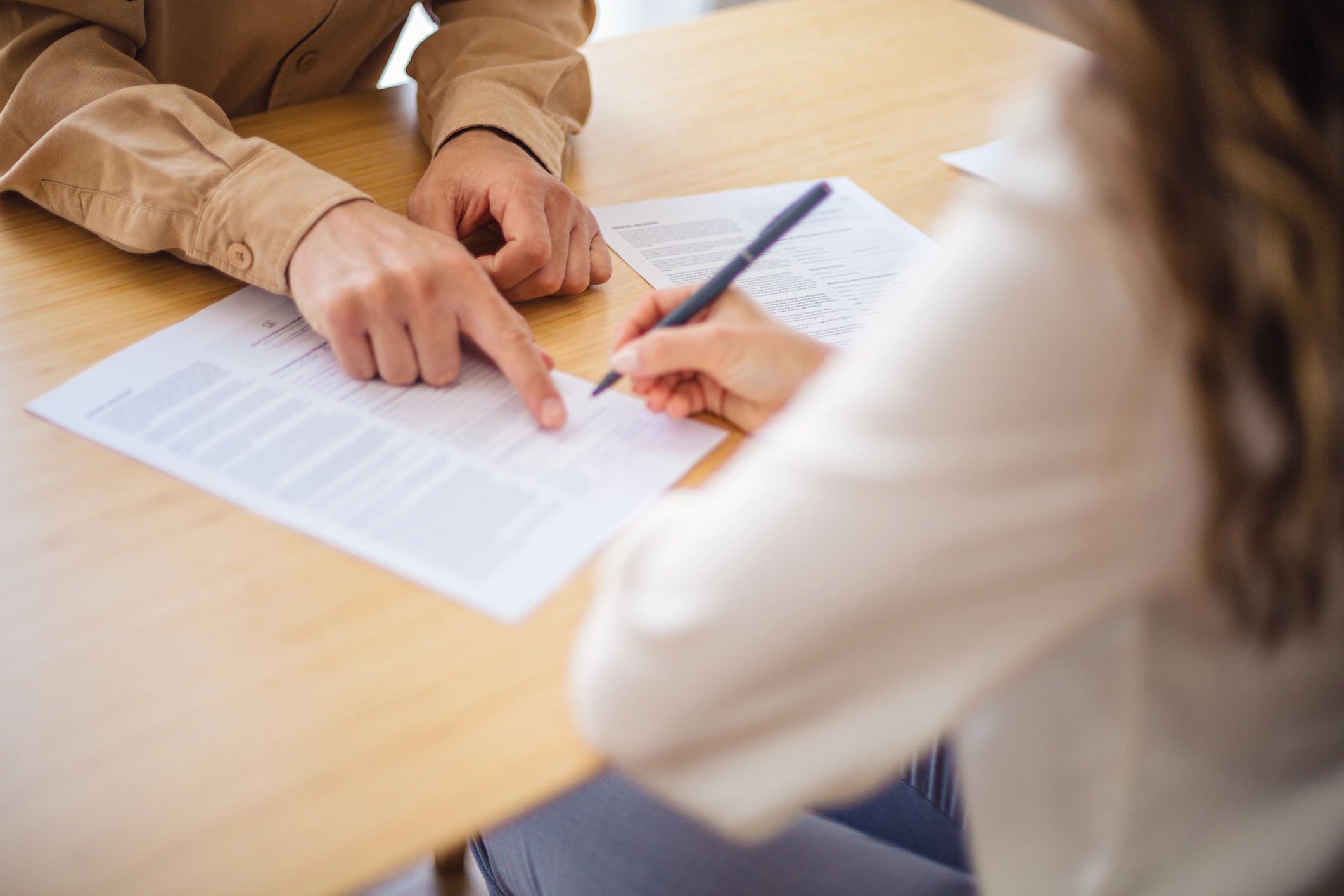 Revisión y firma de documentación laboral entre una empresa y una persona trabajadora.