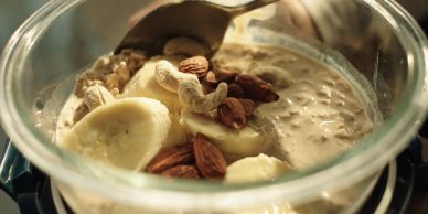 Tazón de yogur con plátano y nueces.