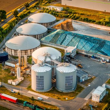 Industrieanlage mit Silos und Lagerhallen aus der Vogelperspektive.