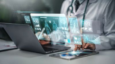 Arzt nutzt holografische medizinische Datenanzeigen über Laptop und Tablet.