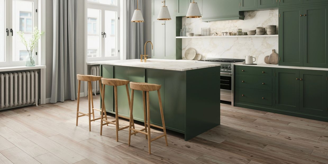 Cocina con isla verde y taburetes de madera.
