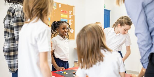 Niños colaborando en un proyecto escolar en el aula.