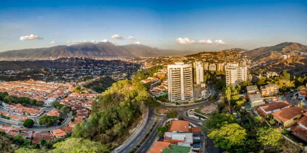 Vista panorámica de una ciudad con montañas y edificios.