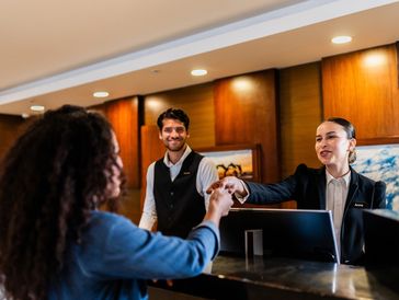 Recepción de hotel con saludo amistoso.