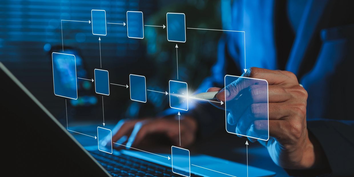 Ofisa darbinieks veido procesu automatizācijas procesus ar Power Automate