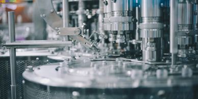 Máquina industrial automatizada en proceso de producción.